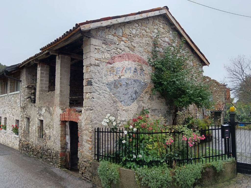 casa indipendente in vendita a Borgo Valbelluna in zona Villa di Villa