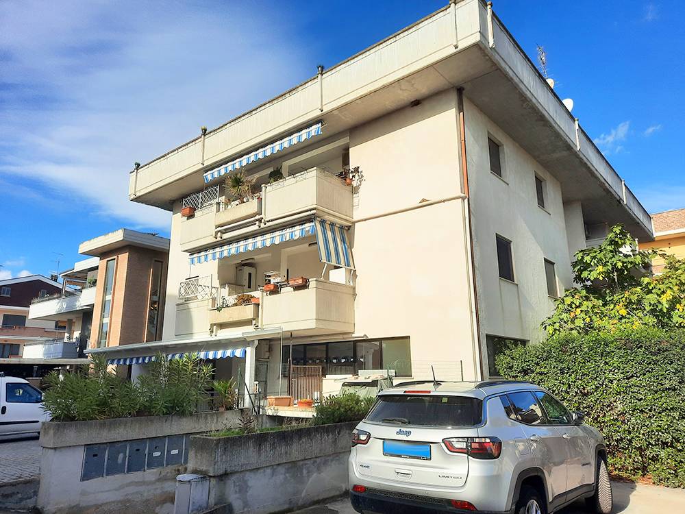 locale di sgombero in vendita a Lonato del Garda in zona Lido