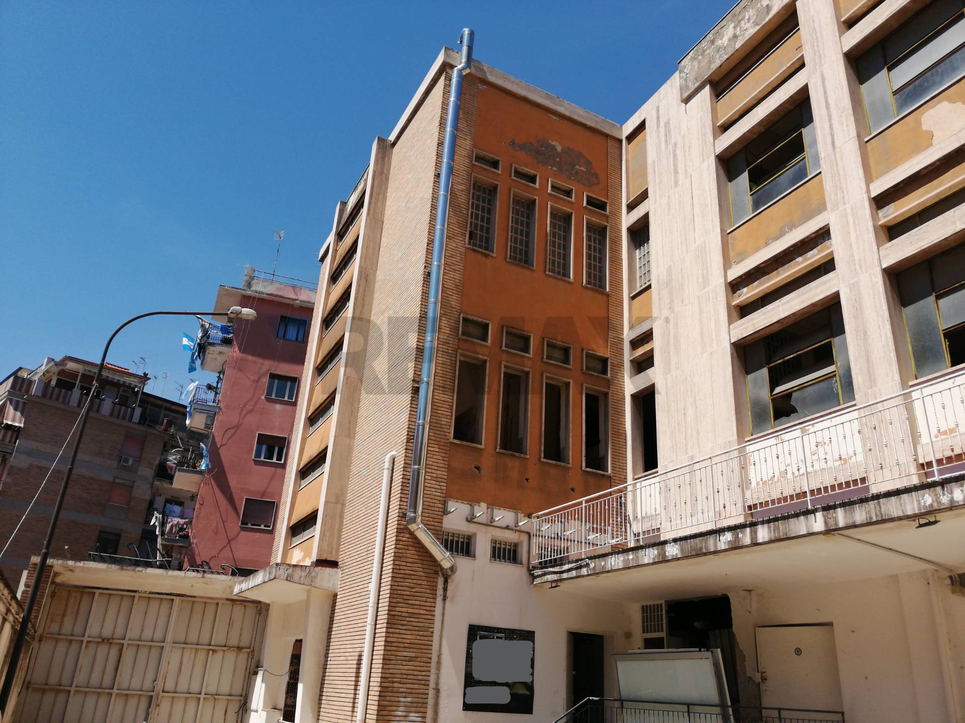 intera palazzina in vendita a Napoli in zona San Carlo all'Arena