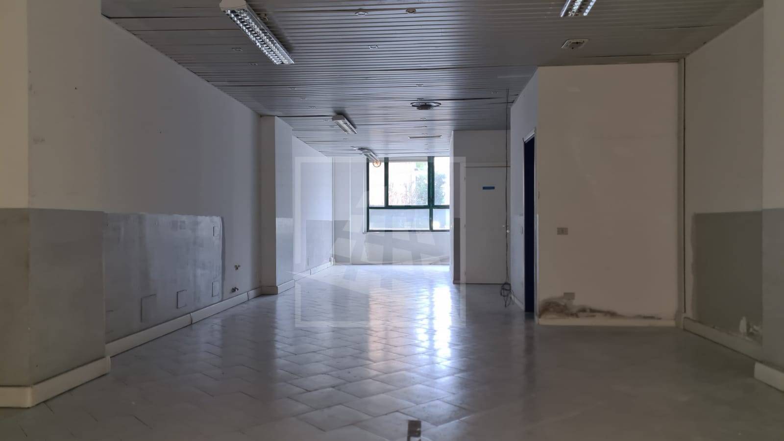negozio in vendita a Reggio nell'Emilia in zona Ospizio