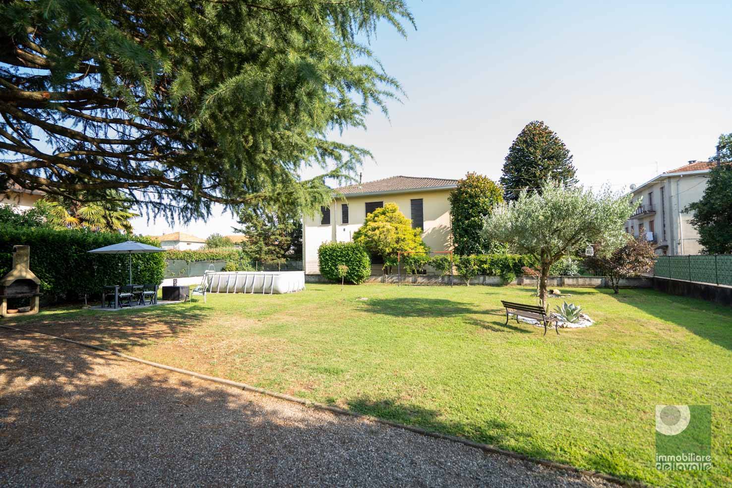 casa indipendente in vendita ad Oleggio in zona Loreto