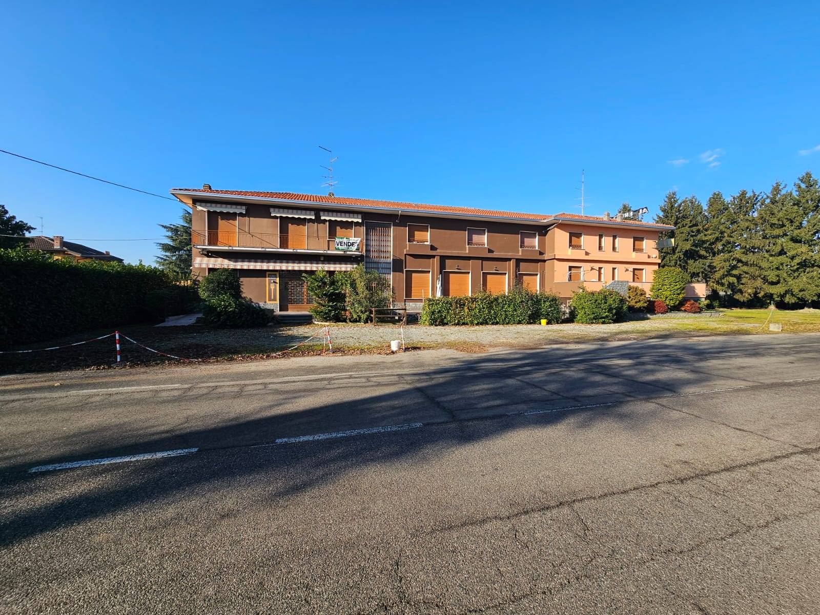 casa indipendente in vendita ad Oleggio