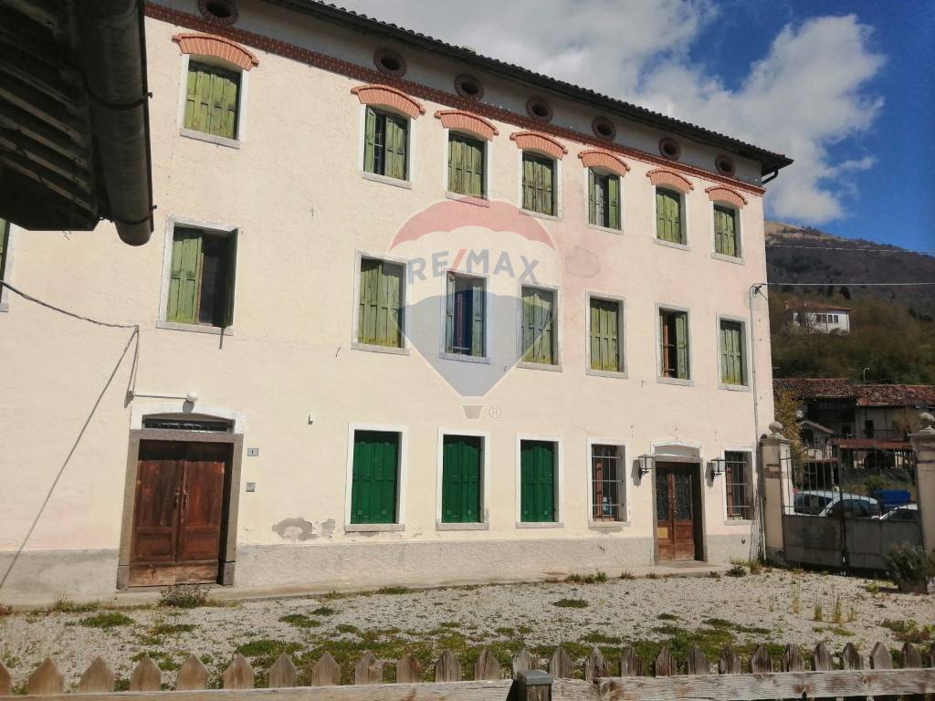 casa indipendente in vendita a Feltre in zona Lasen