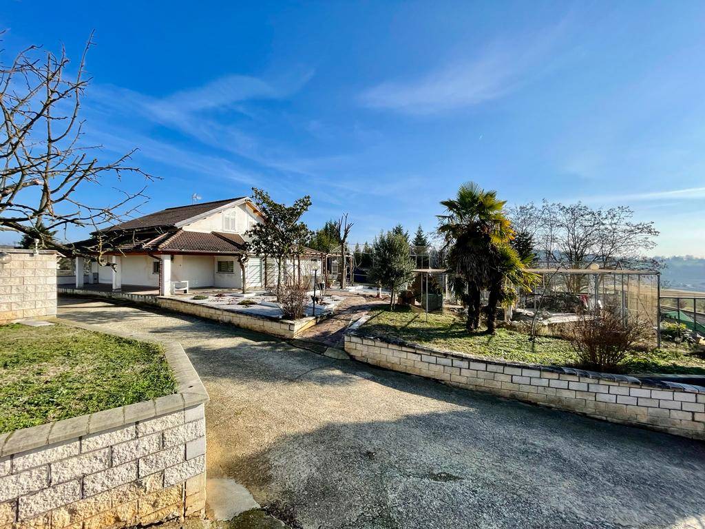 casa indipendente in vendita a Malnate in zona San Salvatore