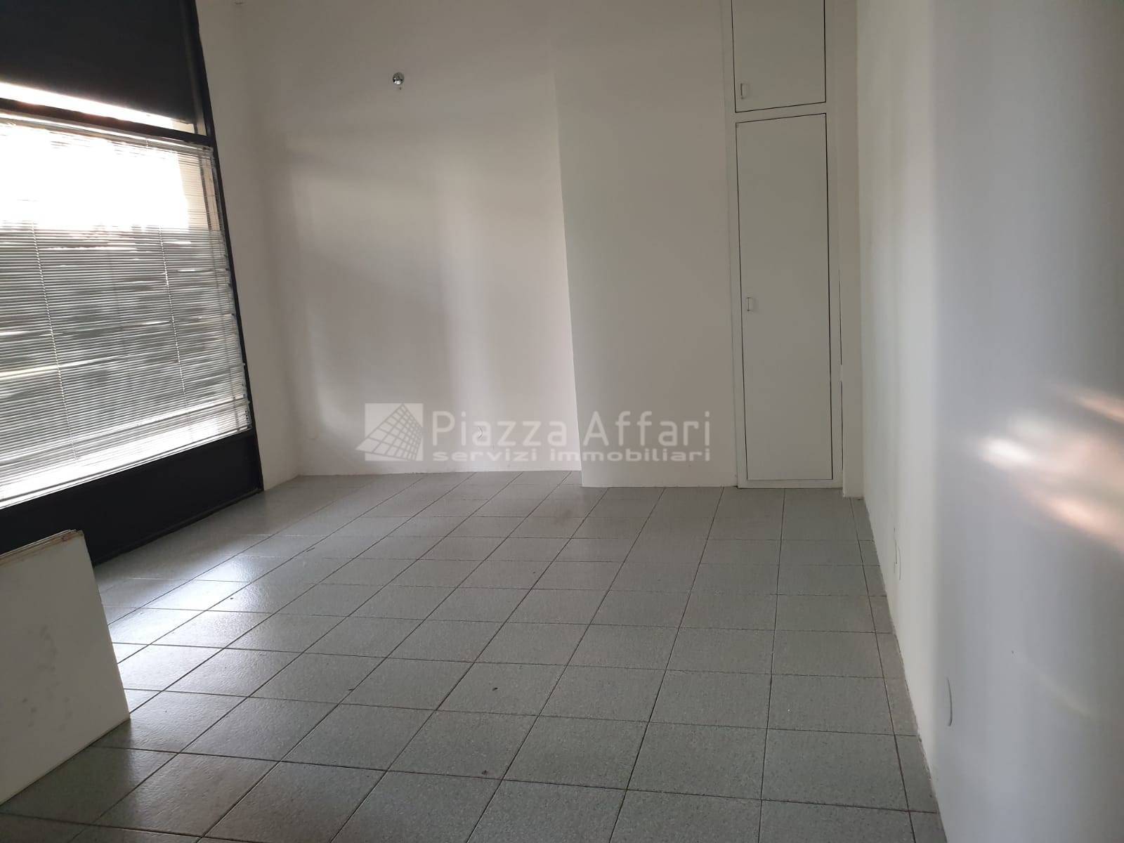 locale commerciale in vendita a Reggio nell'Emilia