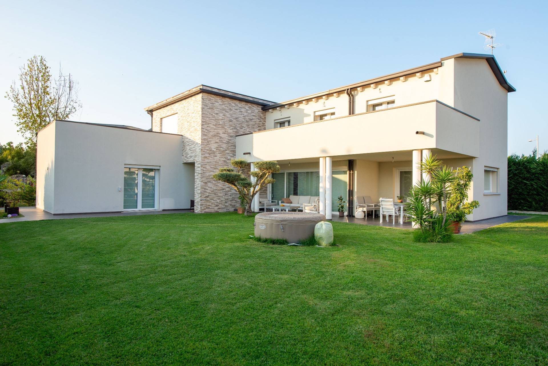 casa indipendente in vendita a Lonato del Garda in zona Lido