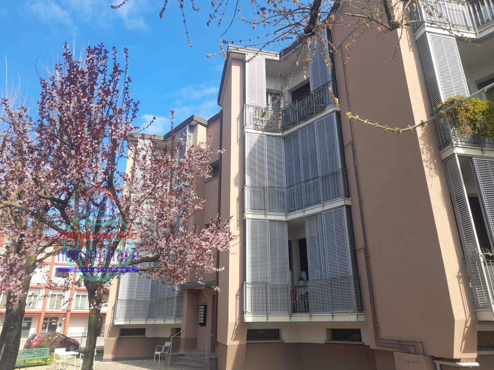 appartamento in vendita a Leggiuno in zona Reno