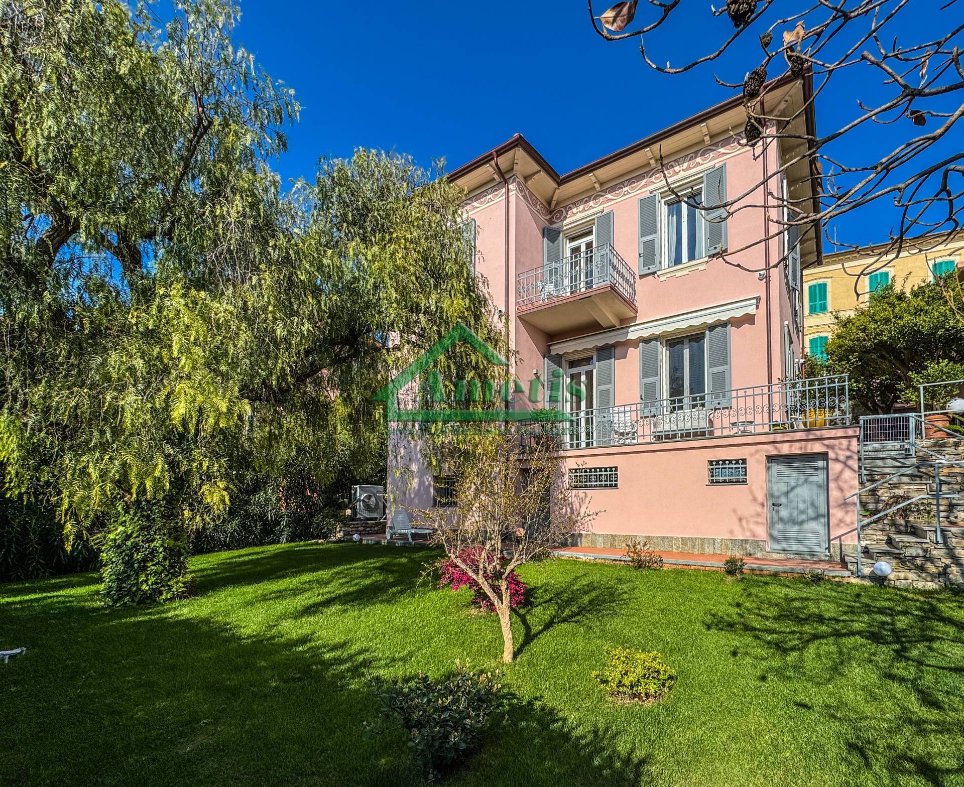casa indipendente in vendita ad Imperia in zona Oneglia