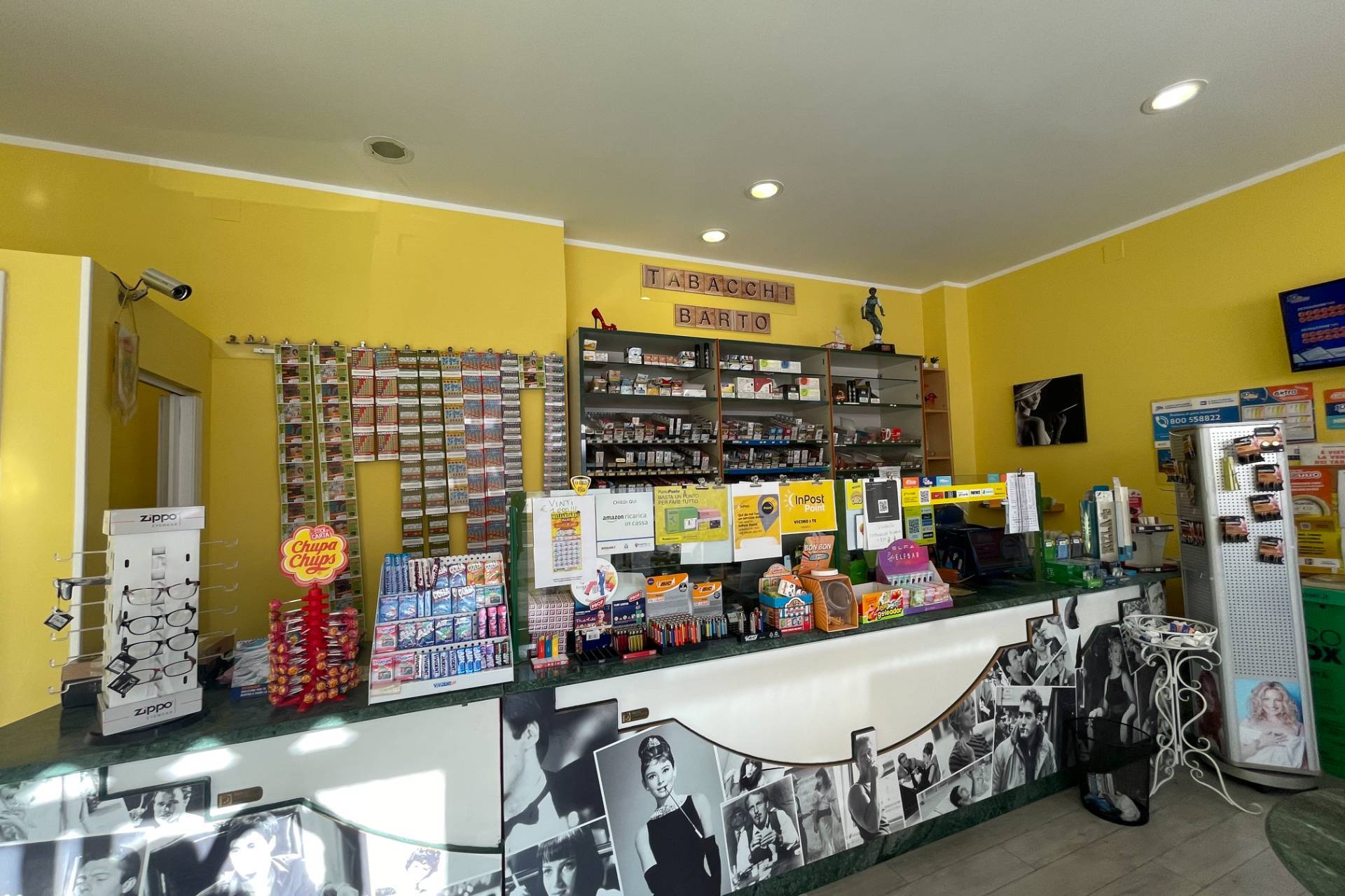 negozio in vendita a Pesaro in zona Centro Città