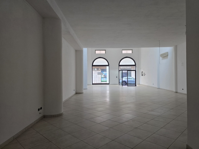 locale commerciale in affitto a Maglie
