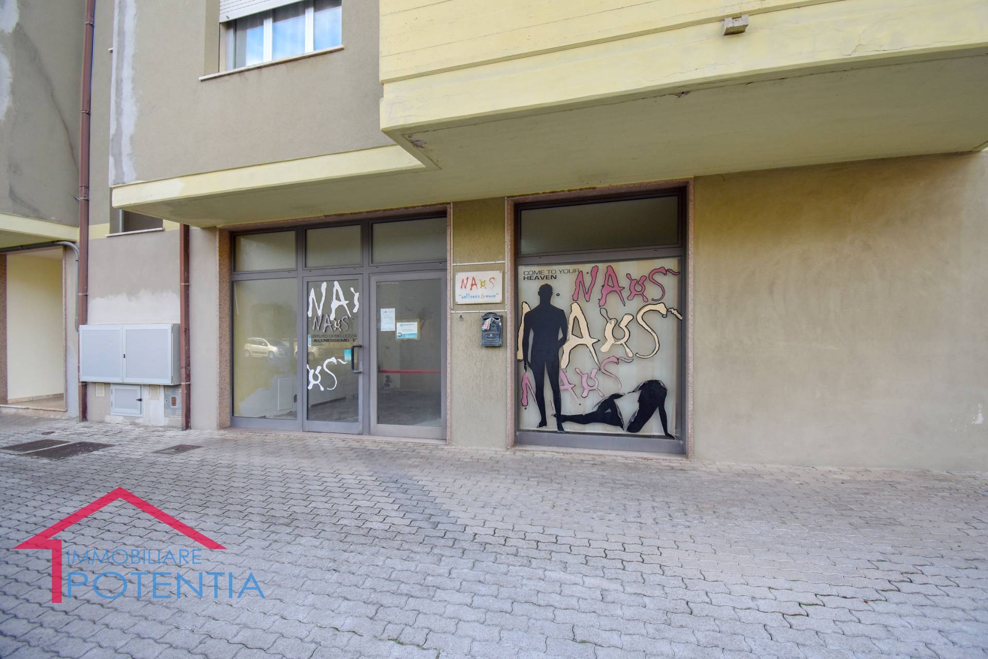 negozio in vendita a Potenza Picena in zona Porto Potenza Picena