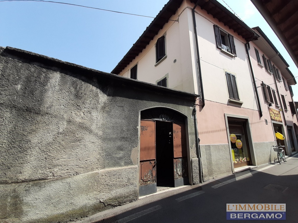 locale di sgombero in vendita ad Urgnano