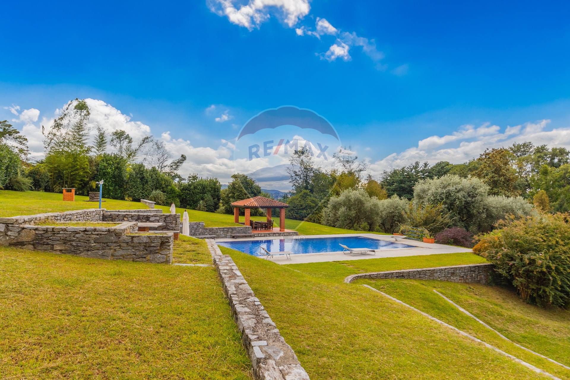 casa indipendente in vendita ad Angera