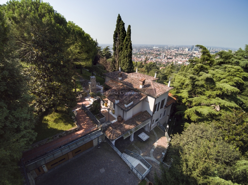 casa indipendente in vendita ad Edolo in zona Vico