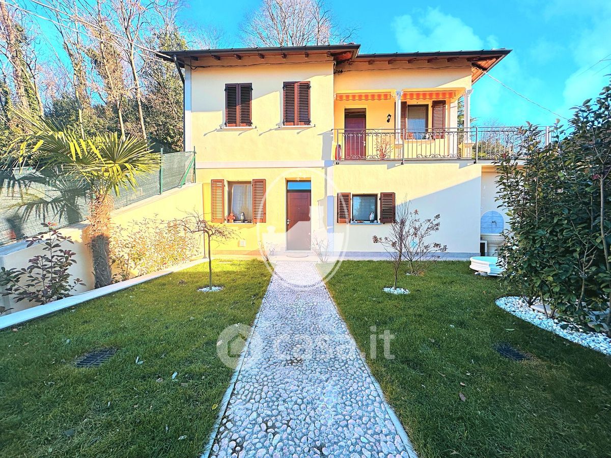 casa indipendente in vendita a Gavirate