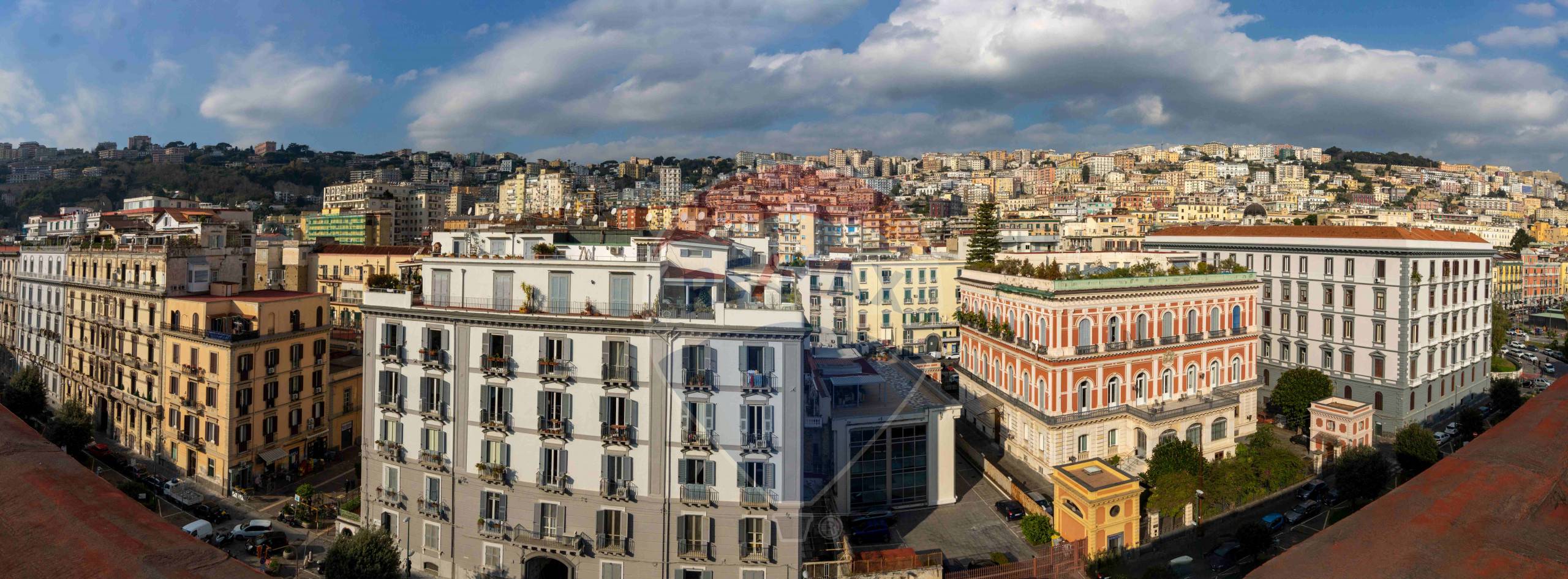 appartamento in vendita a Napoli in zona Chiaia