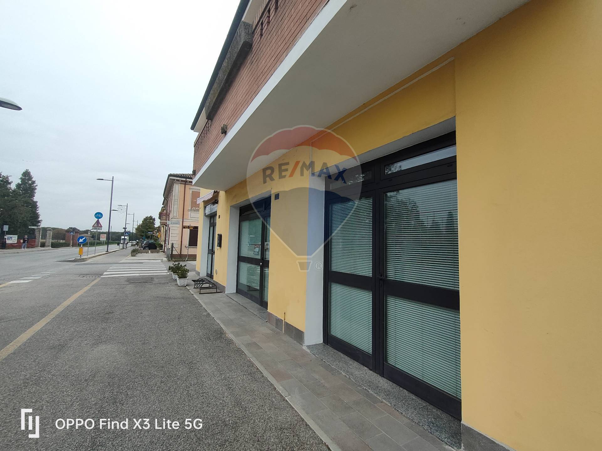 negozio in affitto a Leggiuno in zona Reno