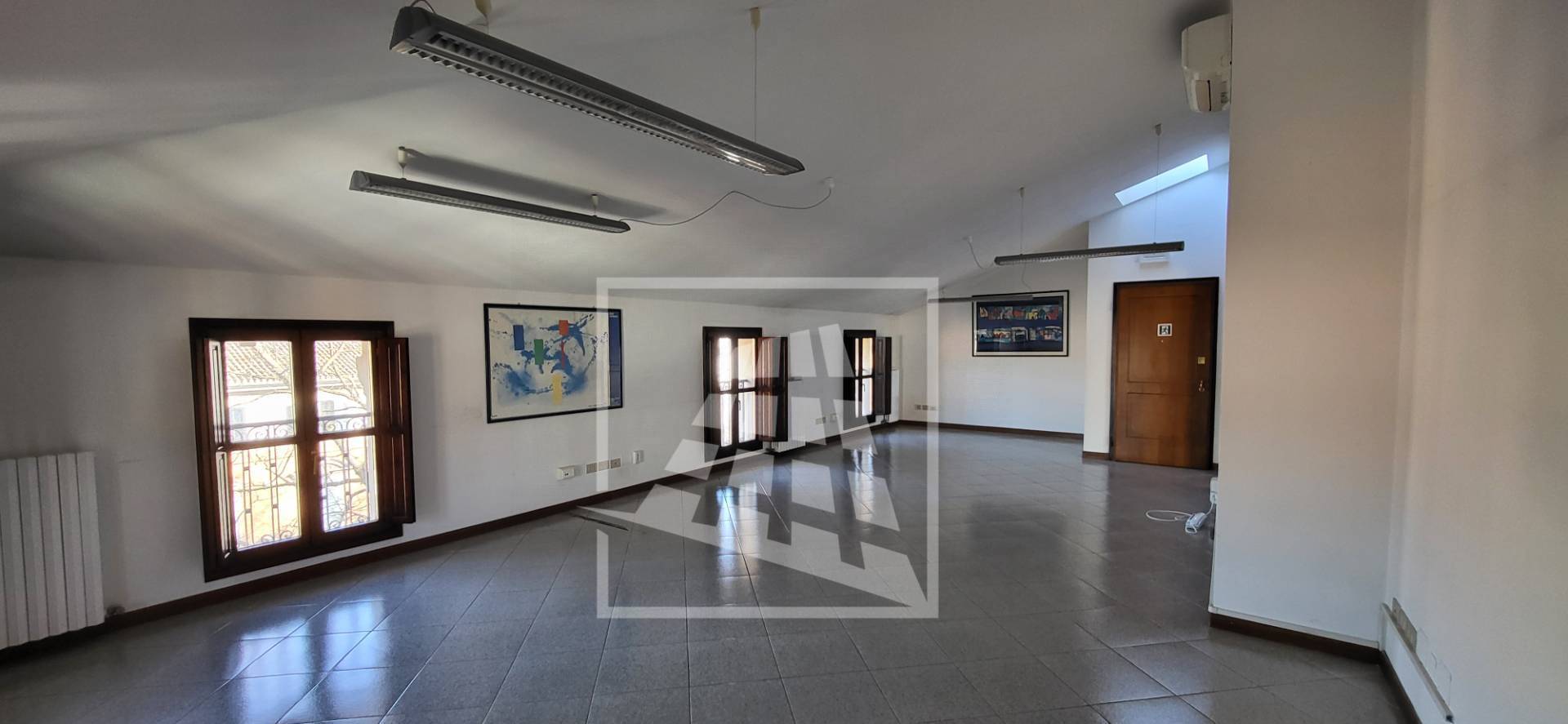 ufficio in vendita a Reggio nell'Emilia in zona Città Storica